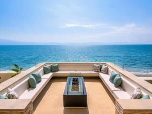 a living room with the ocean in the background at CONDO FRENTE AL MAR Hermoso con amenidades in Bucerías