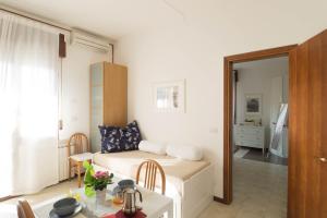a small room with a bed and a table at Villa Jadì Sottomarina in Chioggia