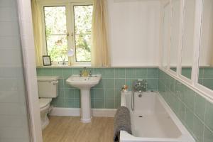ein Badezimmer mit Badewanne, Waschbecken und Toilette in der Unterkunft Whitebeams in Canterbury + 54 Fotos
