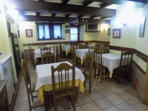 a restaurant with tables and chairs in a room at Itsasmin Ostatua in Elanchove