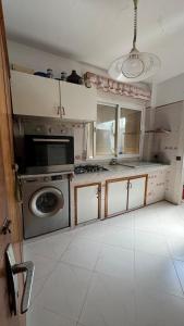 a kitchen with a washer and a stove at appartement pieds dans l'eau in Martil