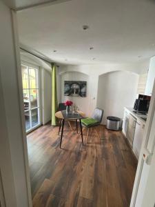 a living room with a table and a kitchen at Lindes Ferienwohnung in Dinkelsbühl