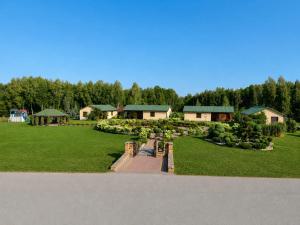 a large yard with a house in the background at Pokoje U Cyngla in Mielec