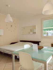 a bedroom with a bed and a table and chairs at Casa al parco in Romano D'Ezzelino +6 photos