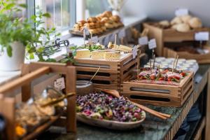 ein Buffet mit vielen verschiedenen Speisen zur Auswahl in der Unterkunft Allinge Badehotel in Allinge