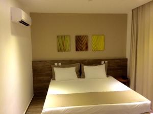 מיטה או מיטות בחדר ב-Ravenala Hotel