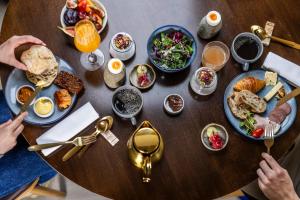 ein Tisch mit Tellern voller Essen in der Unterkunft Allinge Badehotel in Allinge
