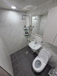 a bathroom with a toilet and a sink at 화곡역 에스엠파크빌 in Seoul +6 photos