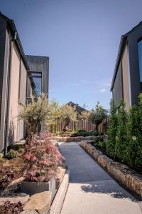a walkway between two houses in a residential neighborhood at Felsenland Bergvillen in Dahn