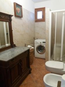 Casa Vacanze CIMMO في Tavernole sul Mella: حمام مزود بحوض غسيل وغسالة ملابس +13 صورة