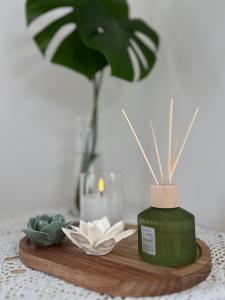 a wooden tray with a plant and a bottle on a table at Żuławski Dom in Nowy Dwór Gdański