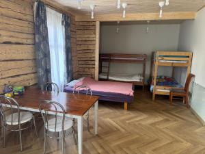 a room with a table and chairs and a bunk bed at ZenTen Apartment in Elva