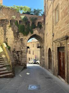 an alley with an archway in an old building at Palazzo Cagianelli in Perugia