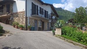 Casa Vacanze CIMMO في Tavernole sul Mella: شارع خالٍ أمام مبنى