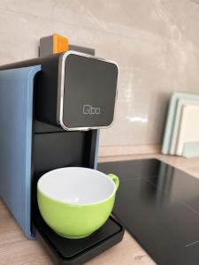 a microwave with a green bowl on top of a counter at Apartment am Innenstadtwall in Stadthagen