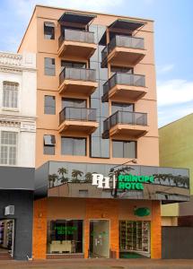 un edificio con una señal de hotel delante de él en Príncipe Hotel en Joinville