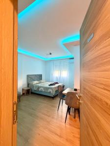a bedroom with a bed and a table in a room at Taca 2 - Airport apartman in Surčin