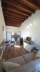 ein Wohnzimmer mit Sofa und Tisch in der Unterkunft Camillo Benso in Bernareggio