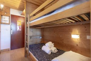 a bedroom with two bunk beds in a room at Résidence les Cimes - Centre Val d'Isère in Val-d'Isère