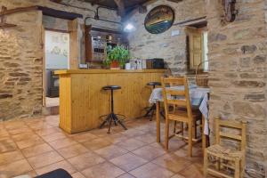 a kitchen with a table and chairs in a room at Ribera del Cantero in Ponferrada