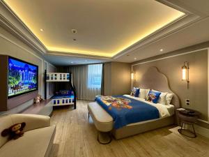 a bedroom with a large bed and a tv at Mercure Xian City Centre in Xi'an