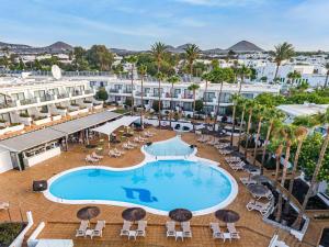Luftaufnahme eines Hotels mit Swimmingpool in der Unterkunft Hotel THB Flora in Puerto del Carmen