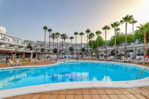 ein großer Swimmingpool in einem Resort mit Palmen in der Unterkunft Hotel THB Flora in Puerto del Carmen + 70 Fotos