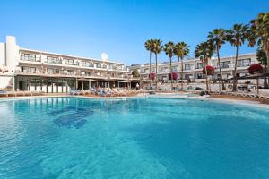 ein großer Swimmingpool vor einem Hotel in der Unterkunft Hotel THB Flora in Puerto del Carmen