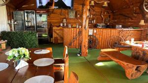 ein Esszimmer mit Tischen und Stühlen in einer Hütte in der Unterkunft A-Frame Prislop,Hațeg in Silvaşu de Sus