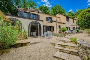 an exterior view of a house with a yard at Font Neuve in Souillac