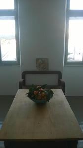 un cesto di frutta seduto sopra un tavolo di legno di Amarcord Skola a Veli Rat Altre 46 foto