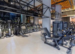 ein Fitnessstudio mit vielen Laufbändern und Stühlen in der Unterkunft K-Platz Florianópolis São José in São José