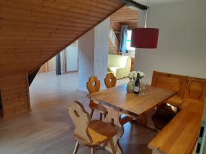 a dining room with a wooden table and chairs at Kopffrei auf 1000 m Wohnung 2 in Feldberg