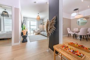 a living room and dining room with a dining table at Happy Land Aqua Polanki B407 in Kołobrzeg