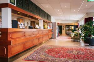 a lobby with a reception counter and a rug at Best Western Hotell Lerdalshoejden in Rättvik