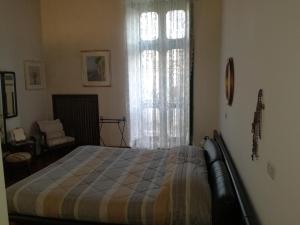 Schlafzimmer mit einem Bett und einem Fenster in der Unterkunft In Via Roma in Salerno