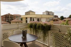 a table on a balcony with a view of buildings at GM House - Appartamento luminoso con grande terrazza vicino Torino in Collegno