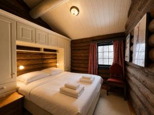 a bedroom with a bed with towels on it at Large, cozy, and spacious cabin in Geilo, Kikut in Geilo