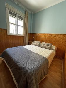 a bedroom with a large bed with a window at Brisa de Pinares in Barbate