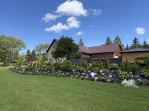 a house with a garden in front of a yard at Zajazd Stodoła sauna w cenie in Stronie Śląskie