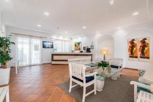 a living room with a table and chairs at Leo San Bruno in Isla Canela