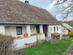 an old white cottage with a roof at Anna Porta in Kan