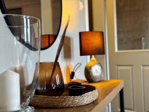 a table with a vase and a lamp on it at Ferienhaus Strandperle in Loddin