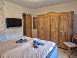 a bedroom with a bed with two blue towels on it at Feldblick in Krummhörn