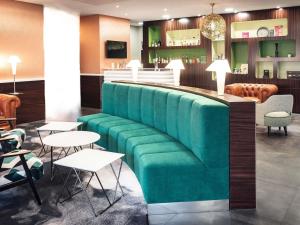 a bar with a green bench in a restaurant at Mercure Belfort Centre in Belfort