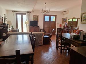 Casa Vacanze CIMMO في Tavernole sul Mella: غرفة معيشة بها طاولة وأريكة