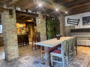 a kitchen with a table and chairs in a room at Anna Porta in Kan