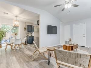 a living room with a table and chairs and a kitchen at Oak & Elm 2BR King & Queen Edmond, OK in Edmond