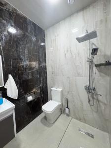 ein Badezimmer mit Dusche, Toilette und Waschbecken in der Unterkunft Luxury Leo Apartment Sevan in Sewan