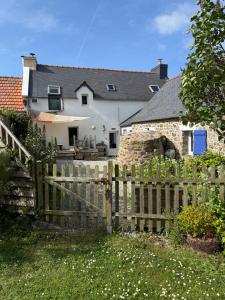 a wooden fence in front of a house at Chez Les Hollandais in Roscanvel